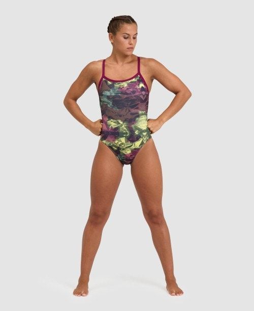 Arena Hero Camo Challenge Back One Piece Red / Red | XSLOTUW-60